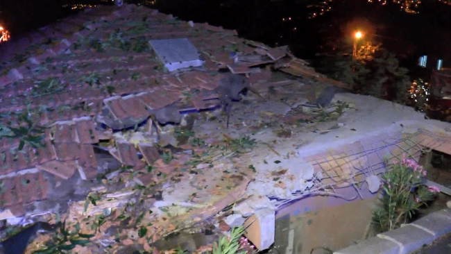 Kamyon gecekondunun üzerine uçtu: 4 yaralı